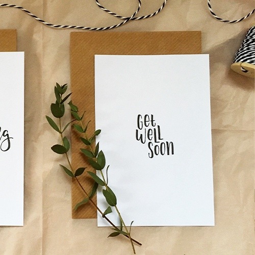 Schlichte Postkarte mit Lettering "Get well soon"