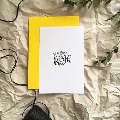 Schlichte Postkarte mit Lettering "Happy Birthday"